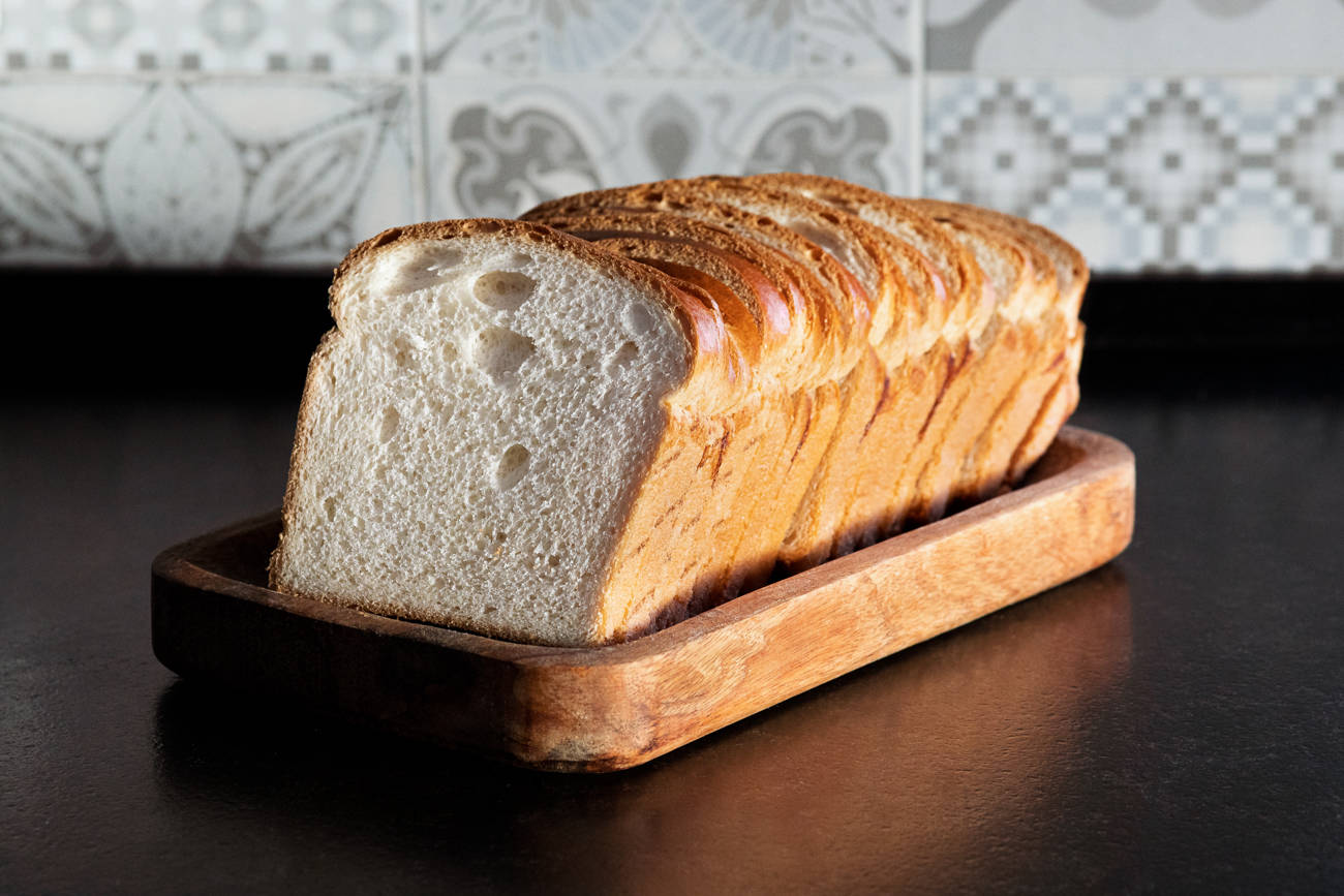 Chałka z formy krojona